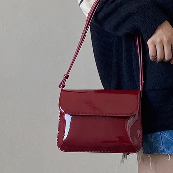  2023 Ретро кожаная сумка через плечо для женщин Роскошная сумка через плечо с клапаном Однотонная сумка под мышками Красная сумка через плечо Женская сумка